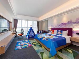 Een bed of bedden in een kamer bij Hampton by Hilton Shenzhen Baoan Stadium