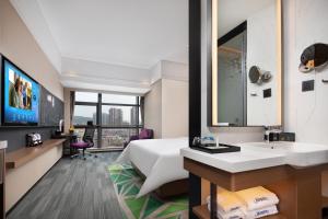 Een TV en/of entertainmentcenter bij Hampton by Hilton Shenzhen Baoan Stadium

