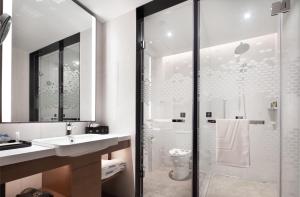 Een badkamer bij Hampton by Hilton Shenzhen Baoan Stadium