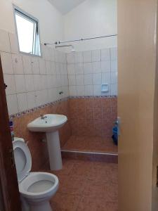 Experience Euphoria, Gish Apartments في مومباسا: حمام مع مرحاض ومغسلة