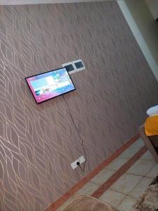 Experience Euphoria, Gish Apartments في مومباسا: كمبيوتر محمول على الحائط مع شاحن