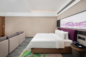 Een bed of bedden in een kamer bij Hampton by Hilton Shenzhen Baoan Stadium