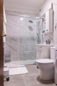 ザグレブにあるModern White Oasis, 1BDR aptの白いバスルーム(シャワー、トイレ付)