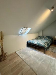 a bedroom with a bed and a window at Appartement hyper centre in Rodez