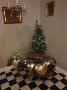 a christmas room with a christmas tree and a christmas decorations at Pegasus Bed & Breakfast in Hillerød
