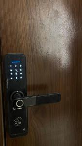a remote control sticking out of a wooden door at شقة فاخرة تحتوي على غرفتي نوم و مدخل خاص جانبي in Riyadh