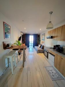 una cucina e un soggiorno con un tavolo e un divano di Studio cabine vue port a Le Grau-du-Roi