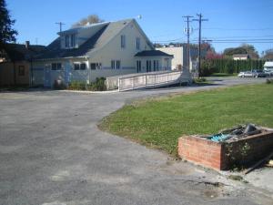 une cour avec une maison et une allée en briques dans l'établissement Budget Inn Carlisle, à Carlisle