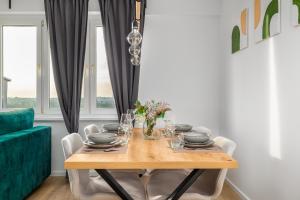 Posedenie v ubytovaní Apartment Near the Warta River by Noclegi Renters