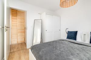 Posteľ alebo postele v izbe v ubytovaní Apartment Near the Warta River by Noclegi Renters