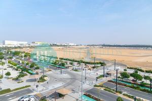 een luchtzicht op een stad met een strand bij Elegant Studio In Leonardo in Al Qurayyah