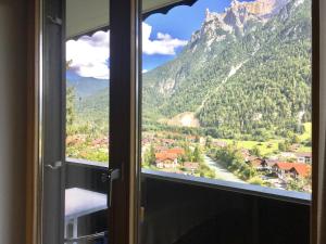 ventana con vistas a la montaña en Fewo Isabella en Mittenwald