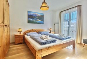 een slaapkamer met een bed met twee handdoeken erop bij Sparfuchs-Fewo Flori in Mittenwald