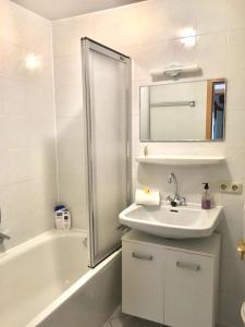 een witte badkamer met een wastafel en een douche bij Sparfuchs-Fewo Flori in Mittenwald
