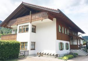 a large white building with a wooden roof at Ferienwohnung Ilona in Mittenwald