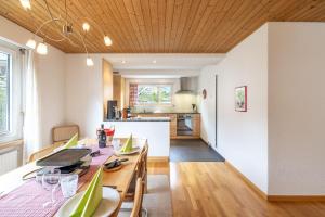 een keuken en eetkamer met een tafel en stoelen bij Brentsch A23 in Scuol