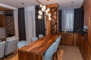 亞霍里納的住宿－Aparthotel Poljice，一间带木桌和椅子的用餐室