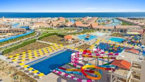 - une vue aérienne sur un parc aquatique avec toboggan dans l'établissement Pickalbatros Sea World Resort - Marsa Alam- "Aqua Park", à Al-Qusair