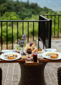 una mesa con platos de comida en la parte superior en Celestial Hills - Villas & Suites by The Clarks, en Kandy