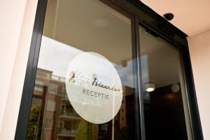 Um certificado, prémio, placa ou documento mostrado em Hotel Bleecker