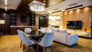 ein Wohnzimmer mit Sofa, Tisch und Stühlen in der Unterkunft Gori Inn in Gori