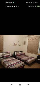 two twin beds in a room with at 988 Ancient House B&B in Jincheng