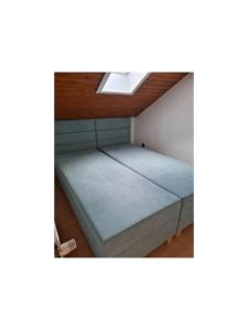 Cama en habitación con techo en Ferienwohnung Frank 50 qm, en Bad Emstal