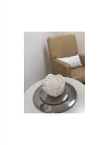 un tazón de crema batida en una mesa con una silla en Ferienwohnung Frank 80qm, en Bad Emstal