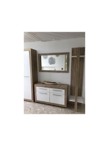 sala de estar con mesa y espejo en Ferienwohnung Frank 80qm, en Bad Emstal