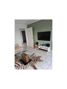 uma sala de estar com um tapete de estampa de zebra em Ferienwohnung Frank 80qm em Bad Emstal