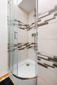 una doccia con porta in vetro in bagno di Maison spacieuse proche Lille a Roubaix