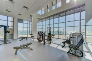 Fitness centrum a/nebo fitness zařízení v ubytování Livbnb - Lush 3BR + Maid's, Sea Views in Bluewaters