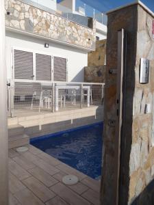 vista sulla piscina dall'esterno di una casa di Villa Sinergia 3 bedrooms a Los Alcázares