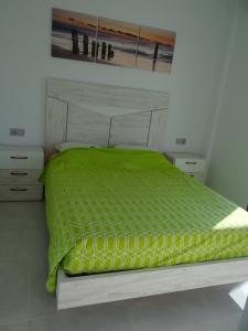 una camera con letto e piumone verde di Villa Sinergia 3 bedrooms a Los Alcázares