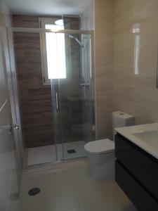 La salle de bains est pourvue d'une douche, de toilettes et d'un lavabo. dans l'établissement Villa Sinergia 3 bedrooms, à Los Alcázares