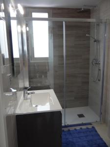 La salle de bains est pourvue d'un lavabo et d'une douche. dans l'établissement Villa Sinergia 3 bedrooms, à Los Alcázares