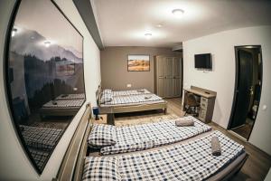 um quarto com três camas e uma lareira em Ride More Activity Center em Miercurea Ciuc