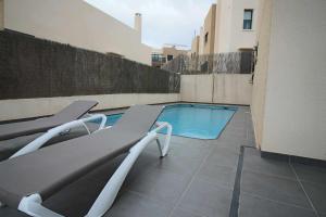 einem Pool an der Seite eines Gebäudes in der Unterkunft Villa with pool La Zenia in Orihuela