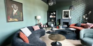 uma sala de estar com dois sofás e uma lareira em Saint Jean em Wimereux