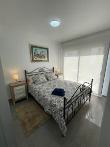 ein Schlafzimmer mit einem Bett mit einem schwarzen Bettrahmen in der Unterkunft Valentino Golf II Villamartin in Villamartin