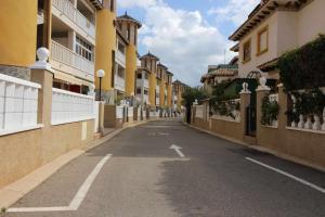 pusta ulica w mieście z budynkami w obiekcie Relax Family home Zenia bulevard w mieście Orihuela