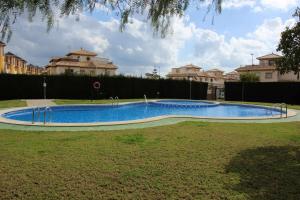 duży basen w środku podwórza w obiekcie Relax Family home Zenia bulevard w mieście Orihuela