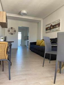 salon z kanapą, stołem i krzesłami w obiekcie Relax Family home Zenia bulevard w mieście Orihuela
