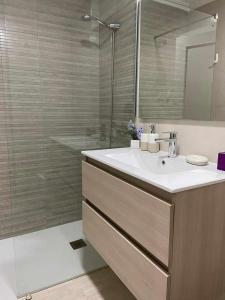 łazienka z umywalką i prysznicem w obiekcie Relax Family home Zenia bulevard w mieście Orihuela