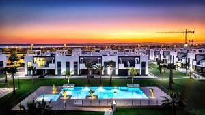 Bazén v ubytování Oasis Beach El Raso Guardamar nebo v jeho okolí