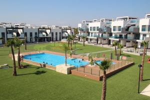 Bazén v ubytování Oasis Beach El Raso Guardamar nebo v jeho okolí