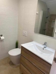 Ein Badezimmer in der Unterkunft Duplex campoamor heated pool