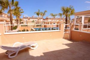 Ein Balkon oder eine Terrasse in der Unterkunft Duplex campoamor heated pool
