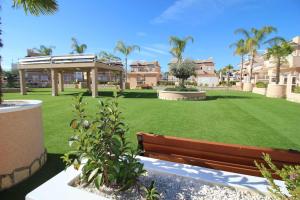 Ein Garten an der Unterkunft Duplex campoamor heated pool
