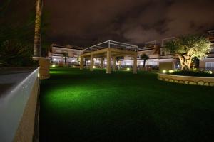 Ein Garten an der Unterkunft Duplex campoamor heated pool